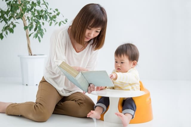 絵本読み聞かせ