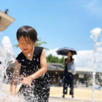 水遊びする男の子