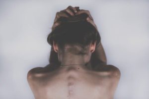頭を抱える女性